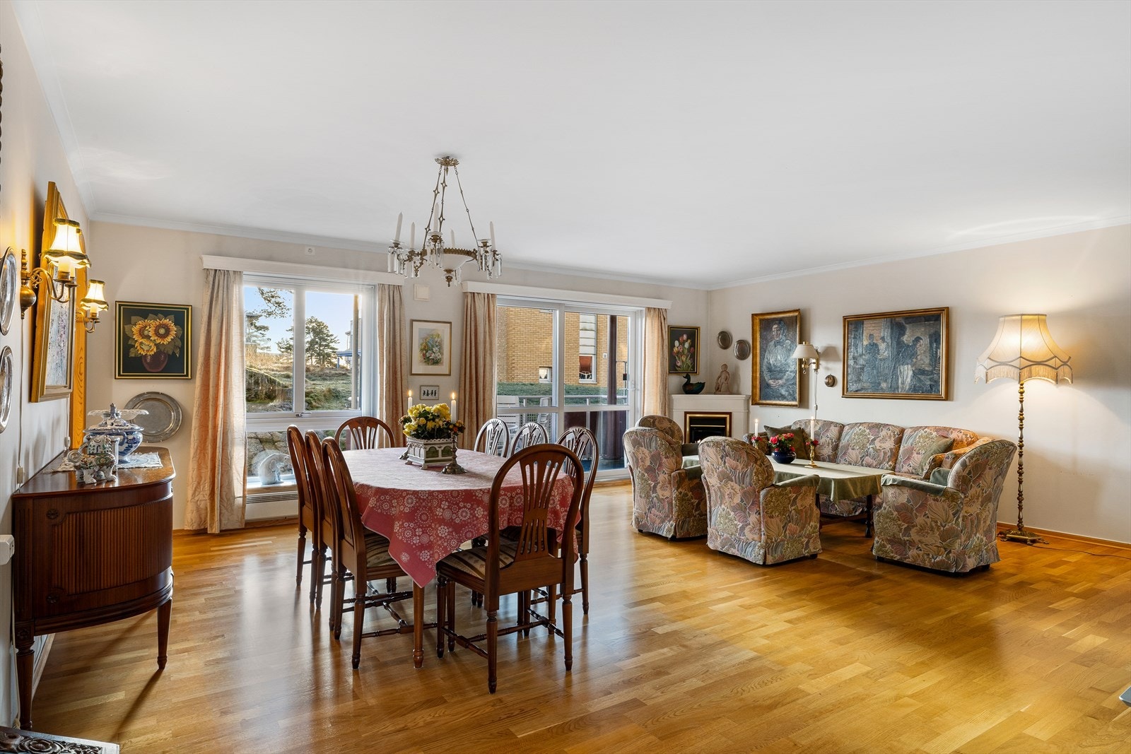 Stuen har et elegant uttrykk med stilren parkett på gulvet, lyse, malte vegger og et tidsriktig malt tak som skaper en lys og luftig atmosfære. Galleribilde