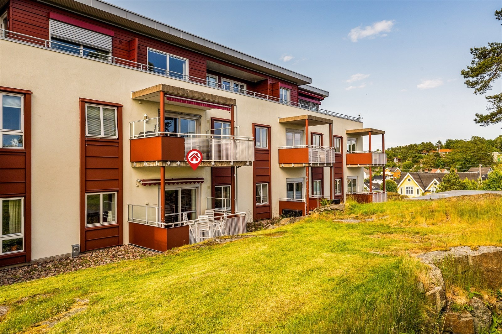 Seksjonen har en innbydende terrasse på bakkeplan, hvor du kan nyte utsynet til de velstelte fellesområdene. Her får du en fin kombinasjon av privatliv og fellesskap, perfekt for avslapning og hyggelige stunder utendørs. Galleribilde