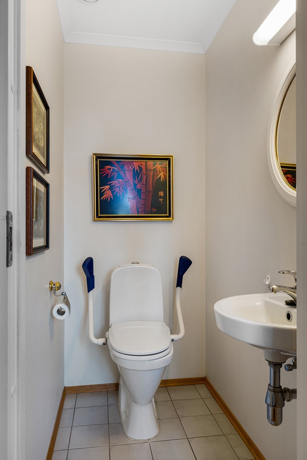 Praktisk og pent gjestetoalett med toalett og servant. Et funksjonelt rom som gjør det enkelt å ta imot besøk, samtidig som det gir et ryddig og stilrent inntrykk. Galleribilde