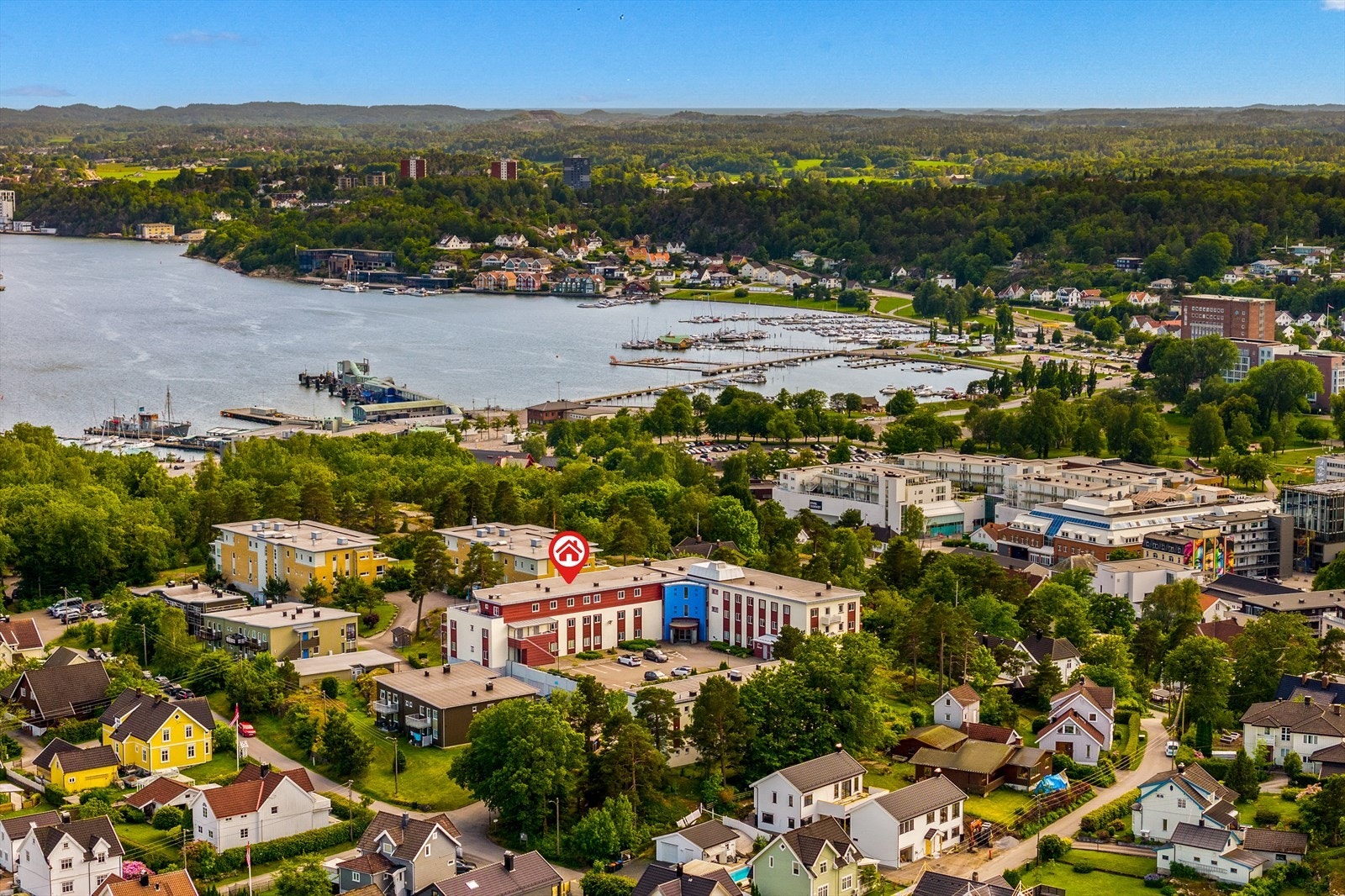 Fra boligen har du nærhet til fjorden og det stemningsfulle havnebassenget. Her kan du nyte maritime omgivelser, vakre utsikter og en avslappende atmosfære - enten du foretrekker en rolig spasertur langs vannet eller bare vil ta inn den friske sjøluften. Galleribilde