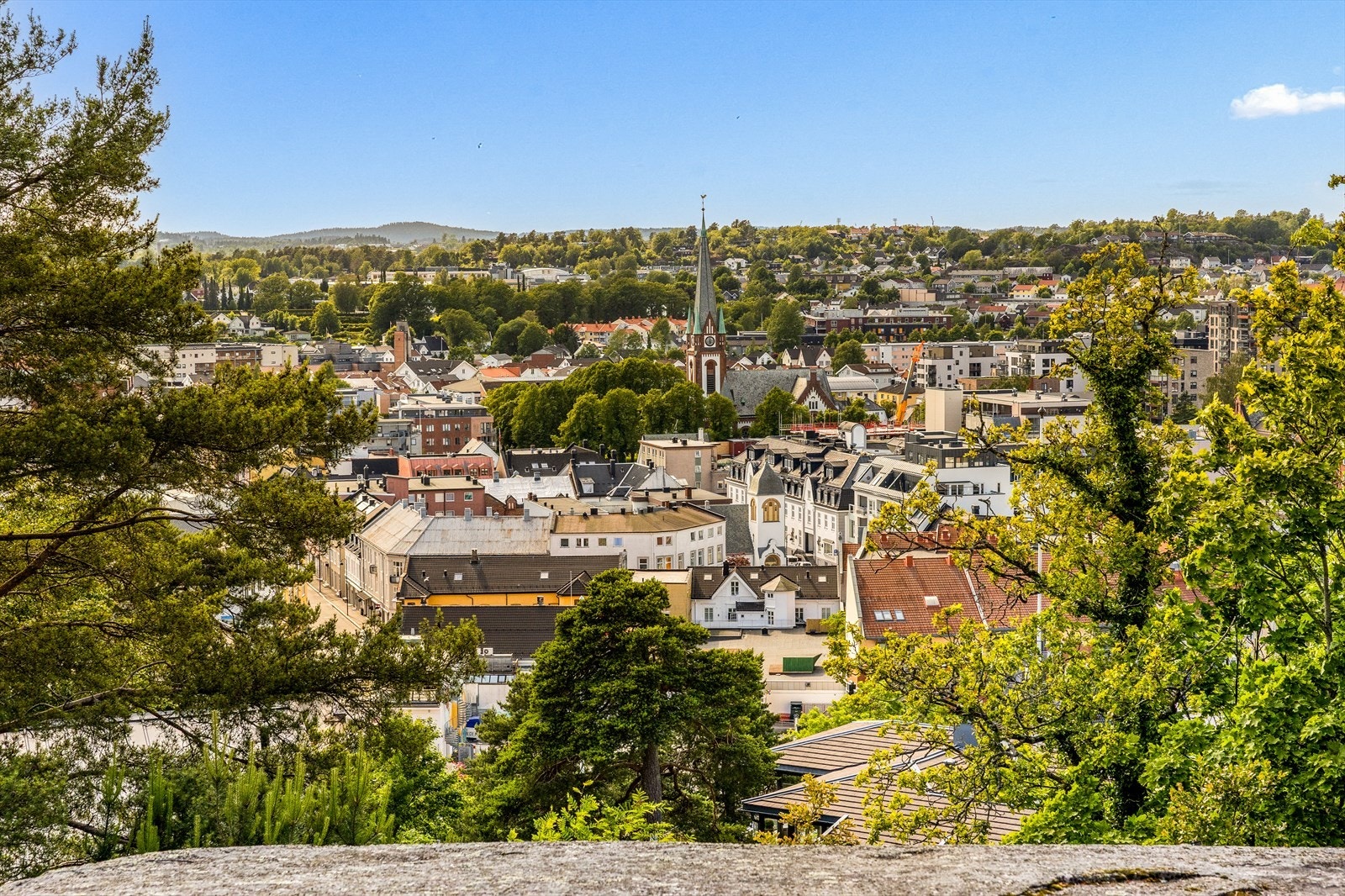 Med gangavstand til sentrum har du enkel tilgang til byens fasiliteter, butikker og restauranter, samtidig som du kan nyte en rolig og behagelig bomiljø. En perfekt kombinasjon av nærhet og komfort. Galleribilde
