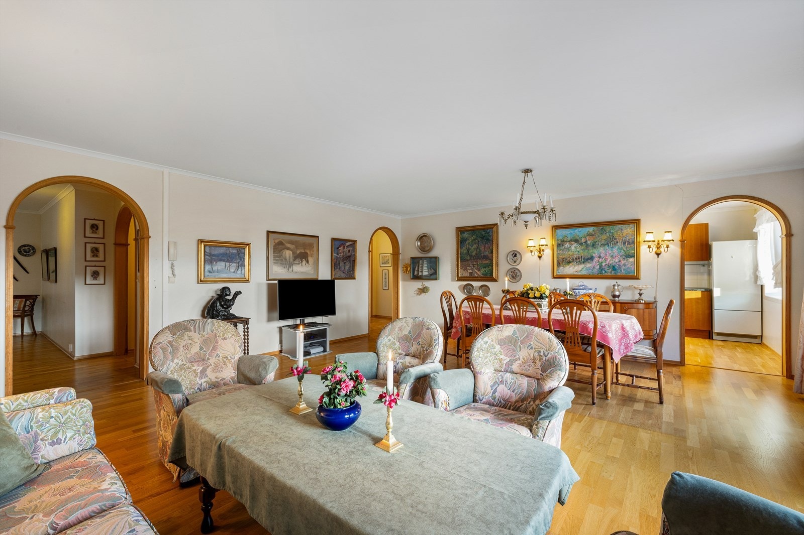 En innbydende og romslig stue som gir deg fleksibiliteten til å skape ditt drømmehjem! Her er det rikelig med plass til både en komfortabel sofagruppe og en stor spisestue. Galleribilde