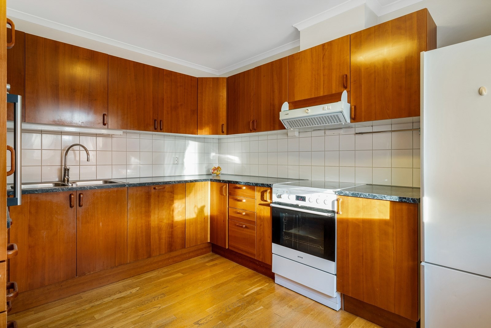 Sjarmerende kjøkken med et klassisk preg, som byr på rikelig med både skap- og benkeplass. Innredningen bærer preg av slitasje. Galleribilde