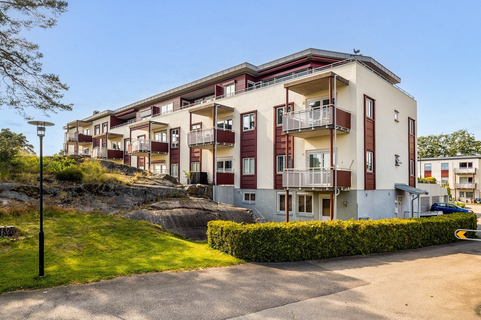 Boligen har en velholdt fasade som gir et pent og innbydende førsteinntrykk. Galleribilde