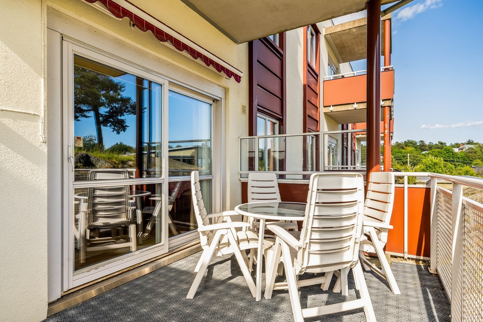 Fra stuen har du direkte utgang til en solrik terrasse - det perfekte stedet for late sommerdager, hyggelige middager eller en kopp kaffe i morgensolen. Galleribilde