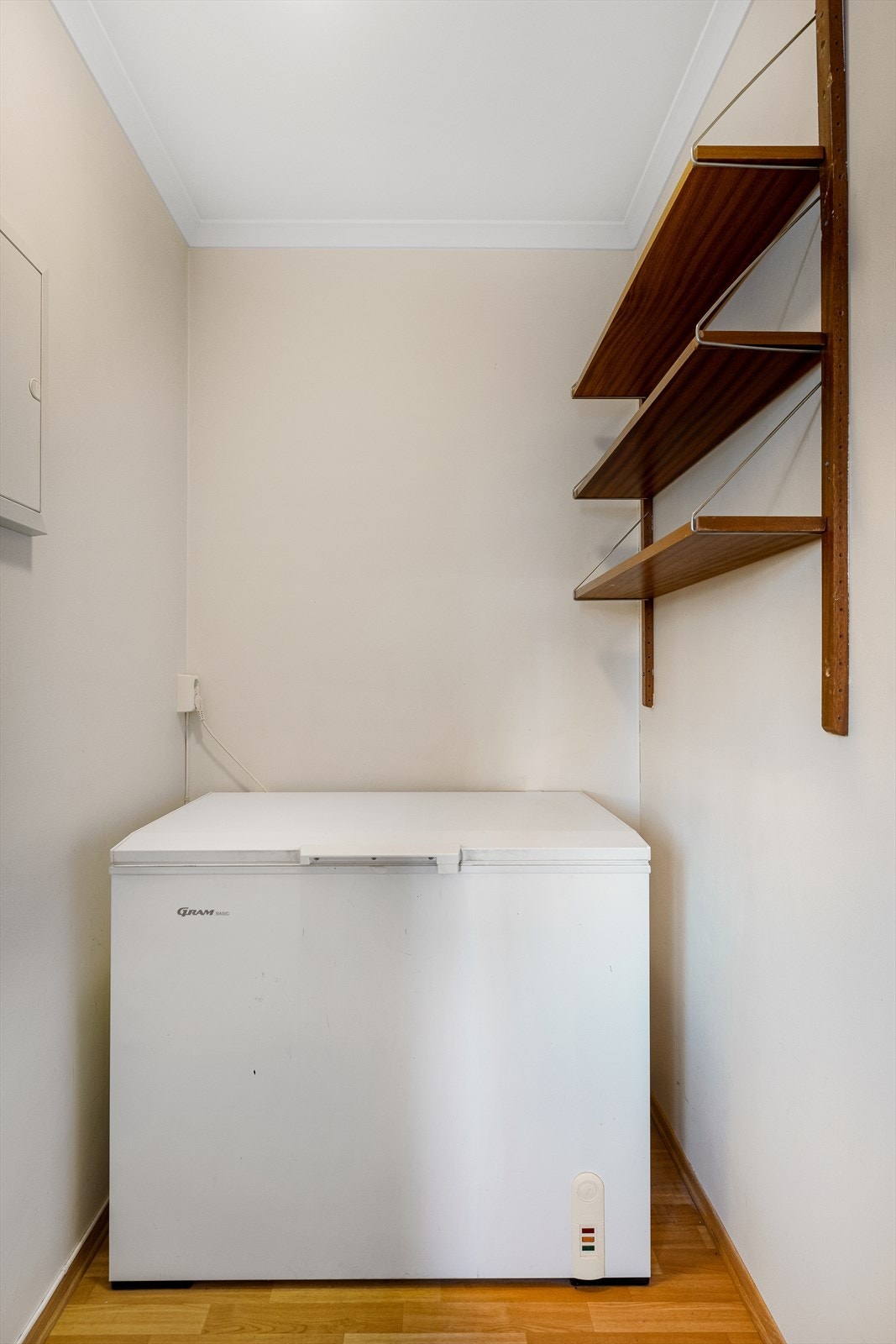 Separat og praktisk bod med en enkel hylleløsning som gir god oppbevaringsplass. Her er det også rom for å plassere en fryseboks, noe som gjør det til et ideelt sted for lagring og organisering av både matvarer og andre nødvendigheter. Galleribilde