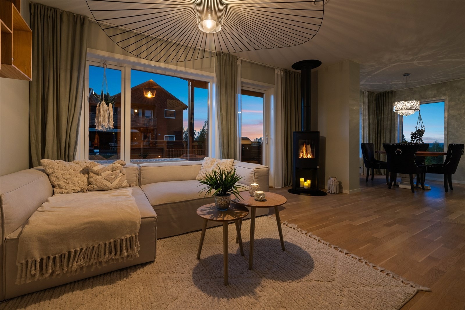 Eiendommen har flere uteområder med bla. markterrasse, balkong og to hageparseller! I Galleribilde