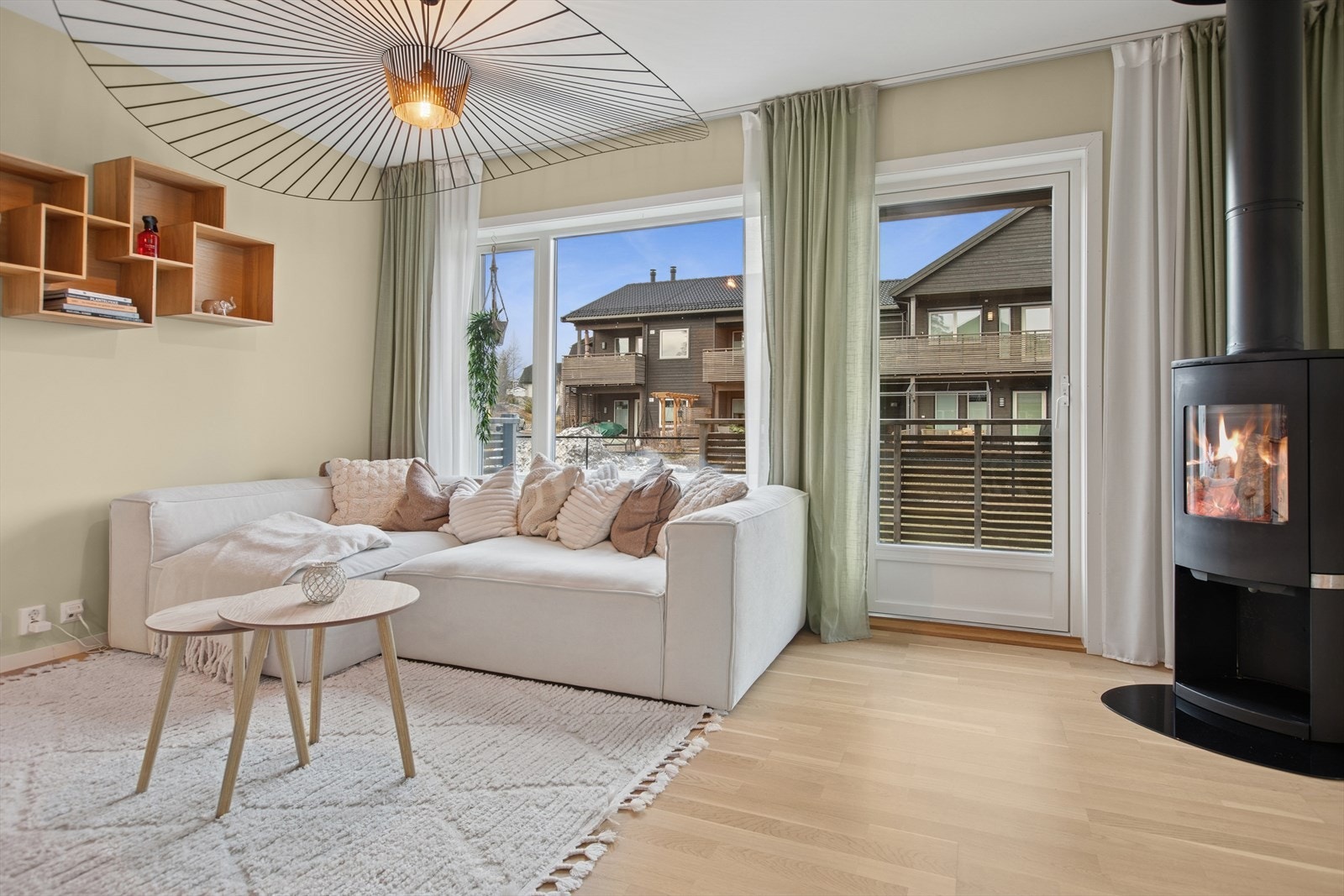 I stuen er det installert en vedovn for ekstra varme og hygge!
Fra stuen er det adkomst ut mot en ca. 19 kvm stor markterrasse samt hageparsell. Galleribilde