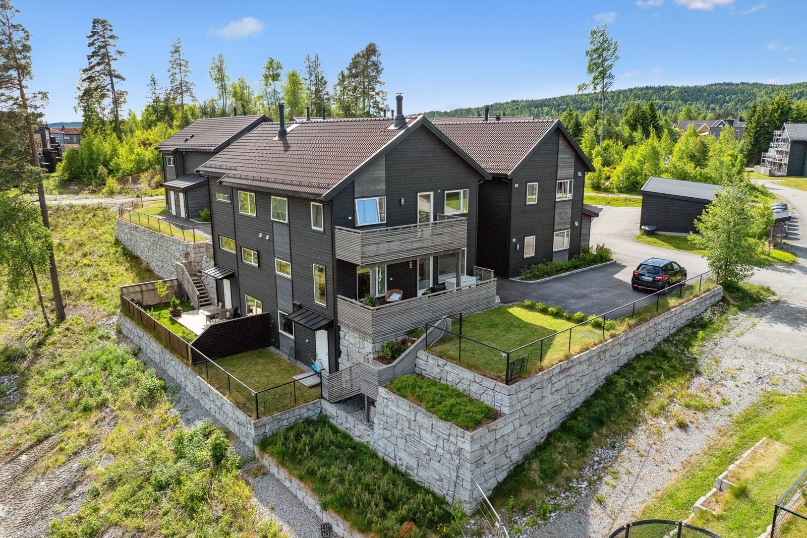 Eiendommen har flere flotte uteområder med bla. terrasse og gressområder. Galleribilde