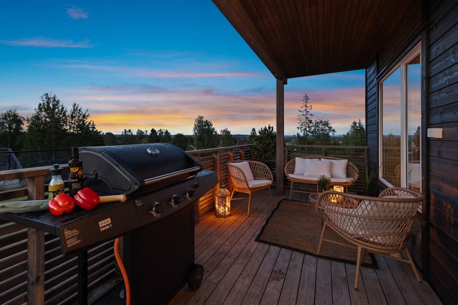 Eiendommen tilbyr hele 3 uteplasser, en i hver etasje. Samtidig disponerer du en hageparsell. Galleribilde