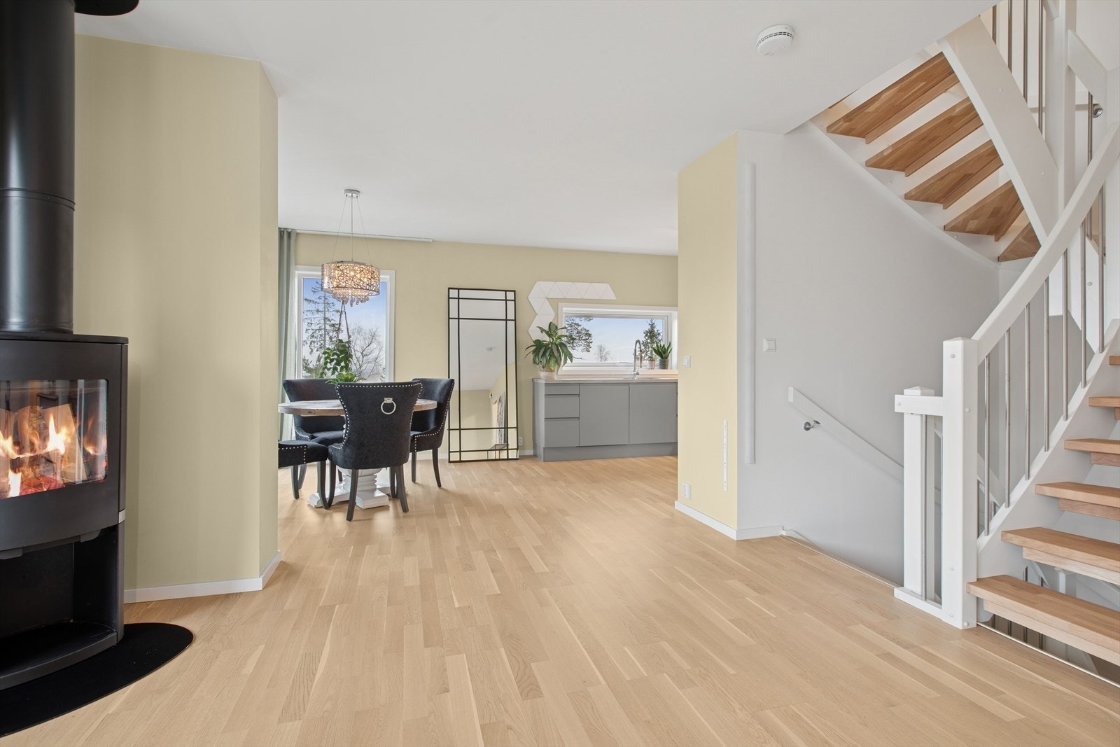 Første etasjen er praktisk planlagt med at kjøkkenet er delvis skjermet fra stuen. Galleribilde