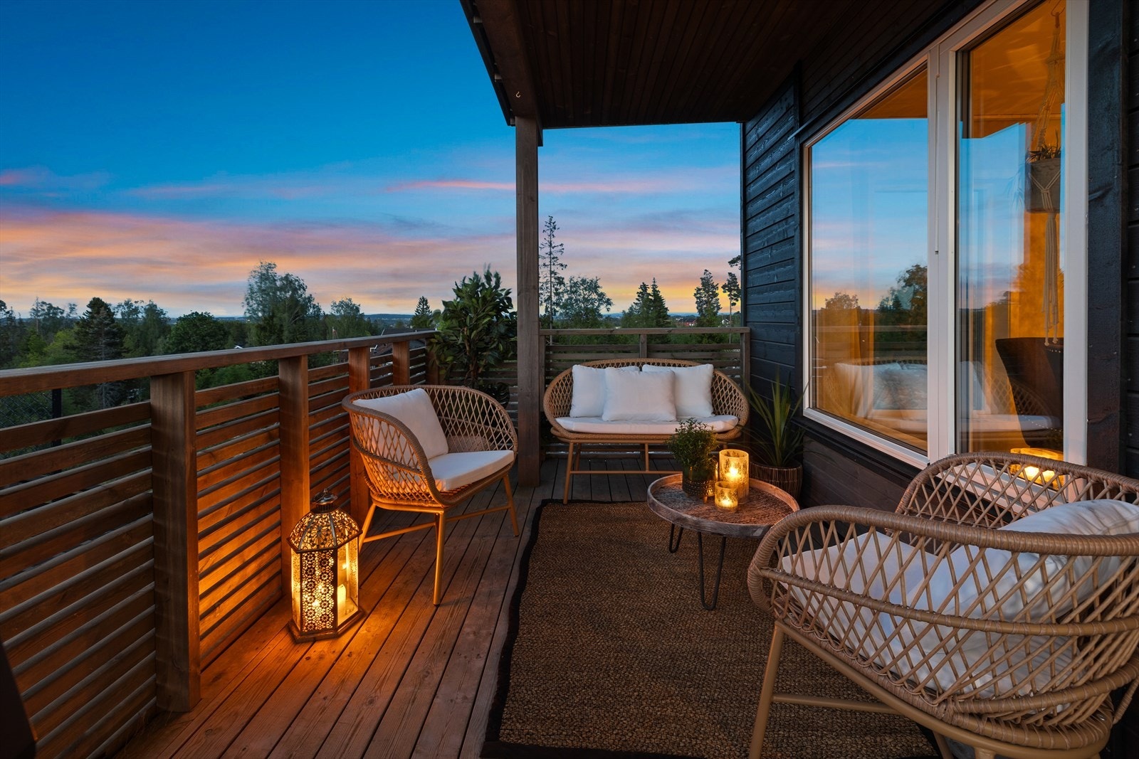 Eiendommen er vendt ut mot natur og grøntområde, her bor du i hyggelige, rolige omgivelser. Galleribilde