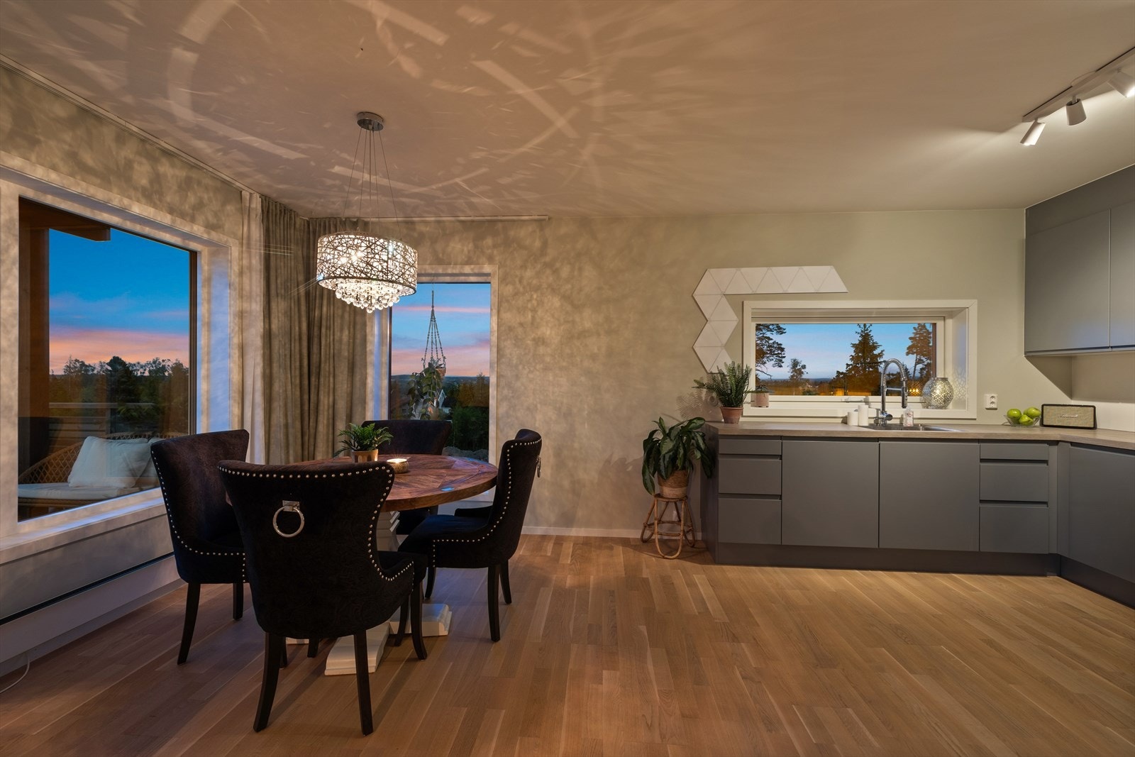 Kjøkkenet og stuen er praktisk designet med naturlig plass for spisebordet tett opp mot kjøkkenet. Galleribilde