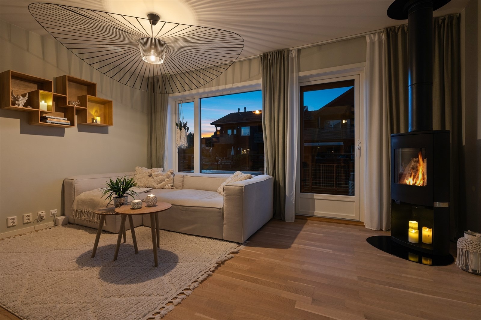 Rommet er praktisk utformet og ligger i en åpen åpen løsning mot kjøkkenet. Fra stuen er det adkomst ut mot en flott og romslig markterrasse. Galleribilde