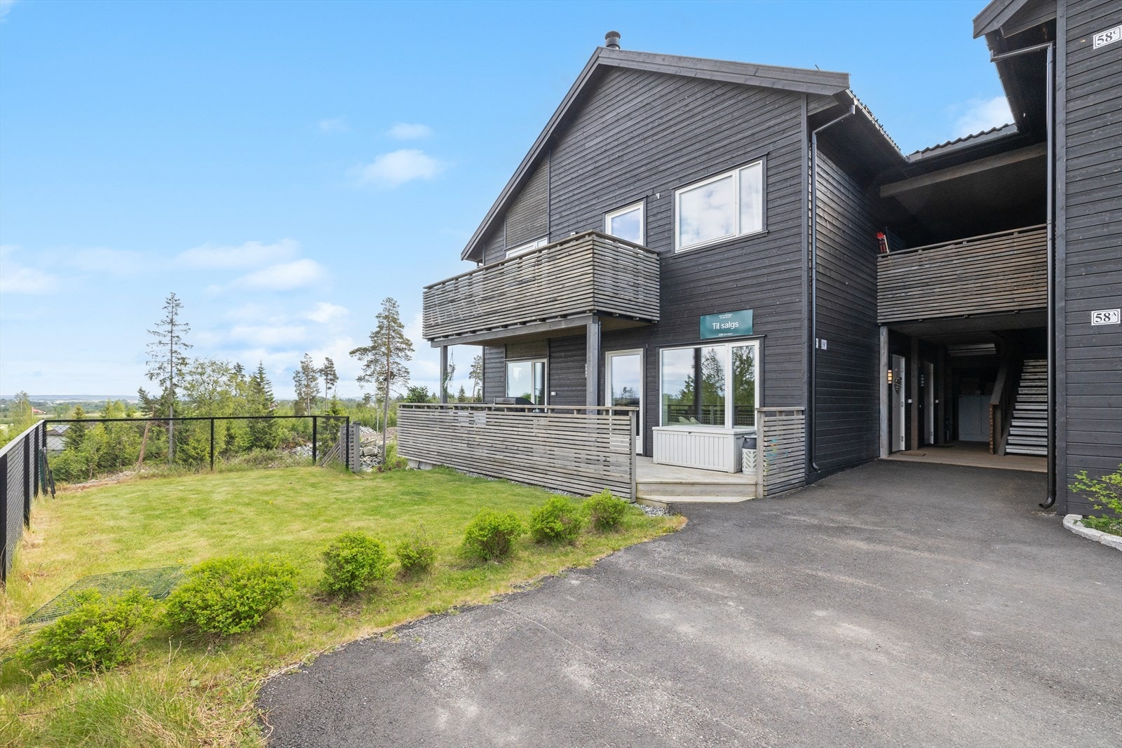 Eiendommen er en flott familiebolig med "rekkehusfølelse". Eiendommen har en god intern beliggenhet på feltet. Galleribilde