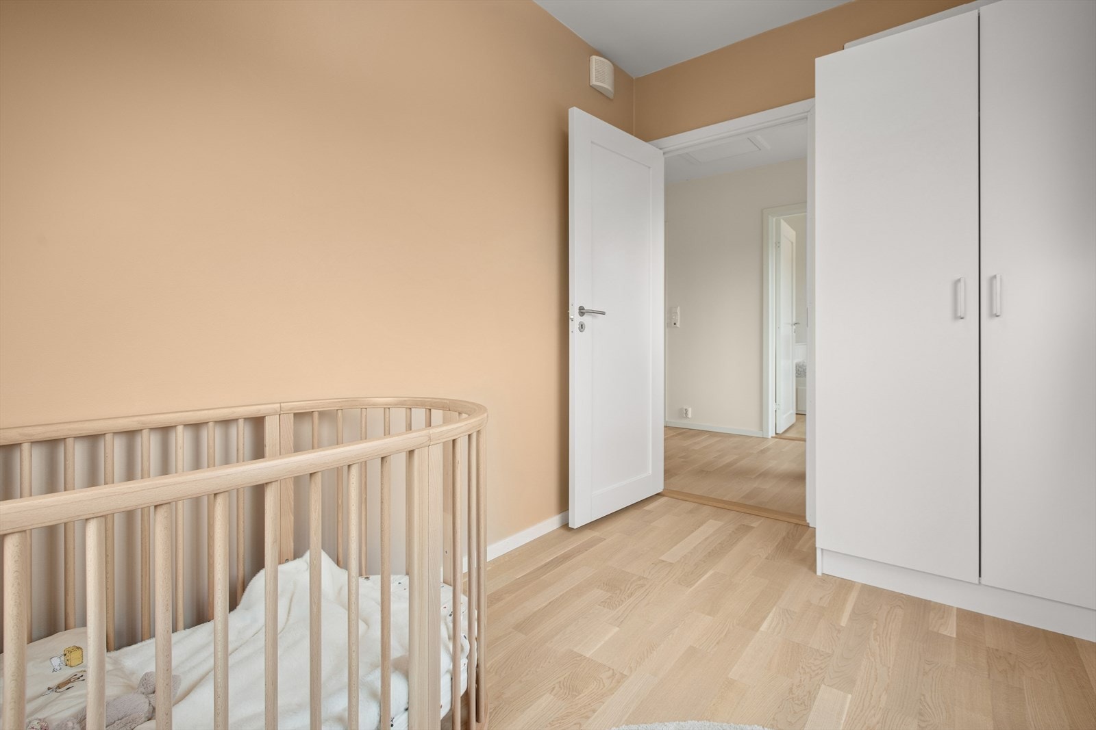 Dette soverommet har også et garderobeskap som følger. Galleribilde