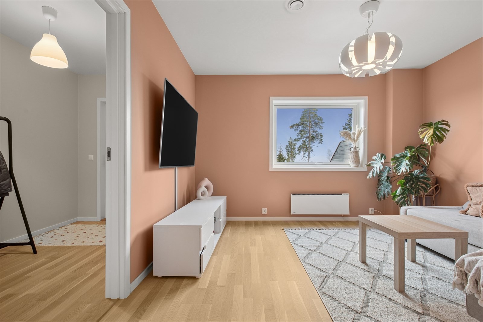 I underetasje er det egen inngang via et disponibelt rom. Galleribilde