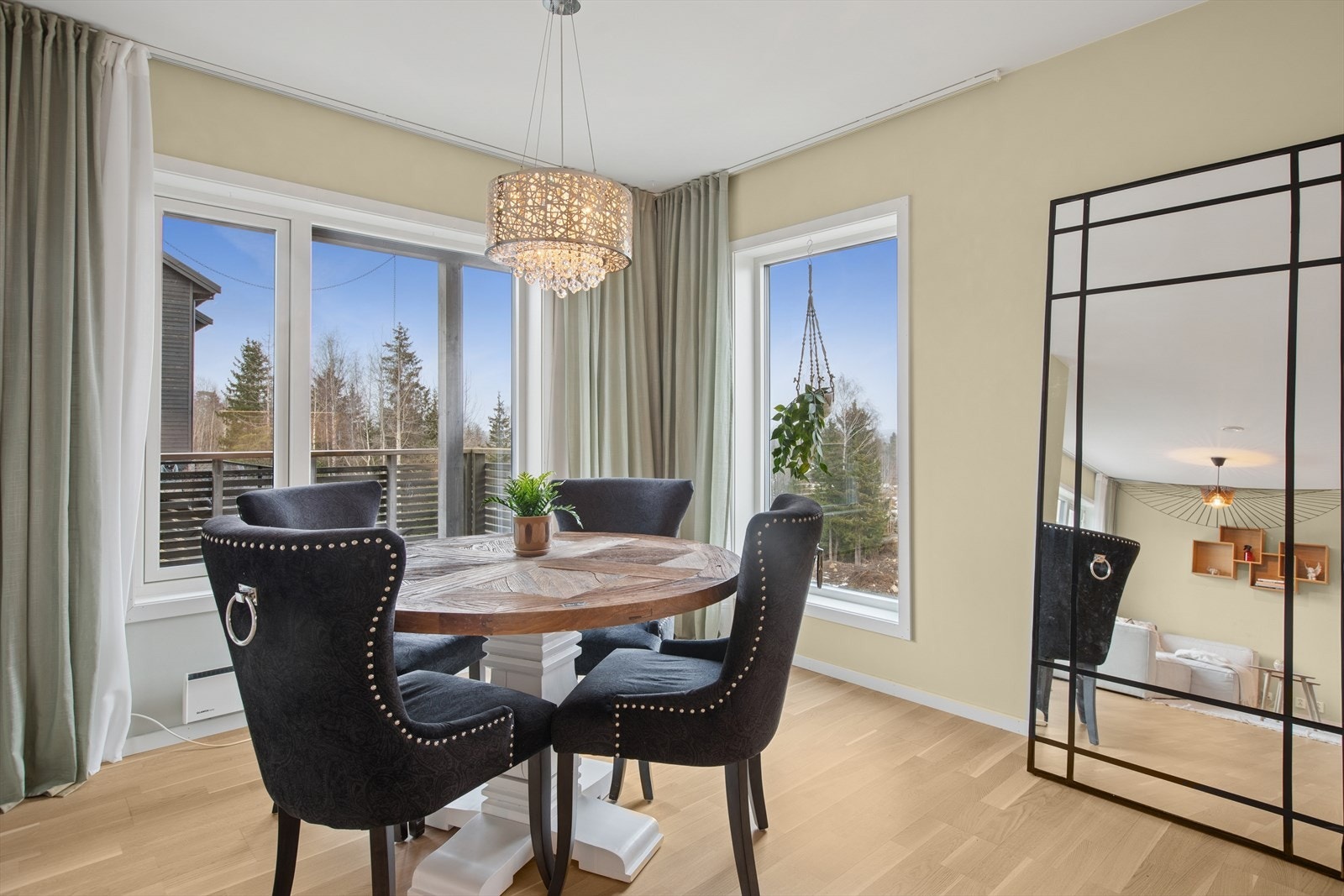 Store vinduer slipper inn rikelig med naturlig dagslys! Galleribilde