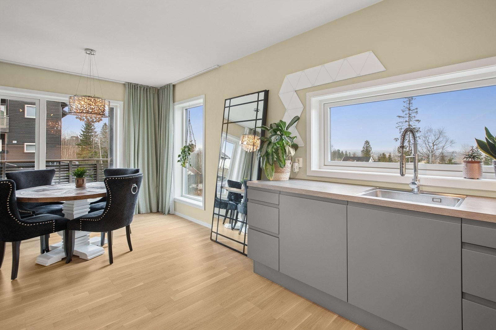 Hvitevarer som komfyr, koketopp, oppvaskmaskin og kombinert kjøl/frys følger boligen. Galleribilde