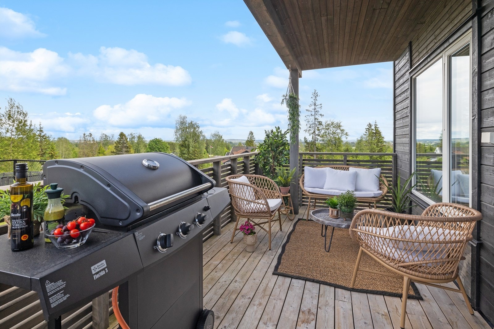 Fra stuen er det adkomst ut mot en romslig terrasse, i tillegg til to andre uteplasser. Galleribilde