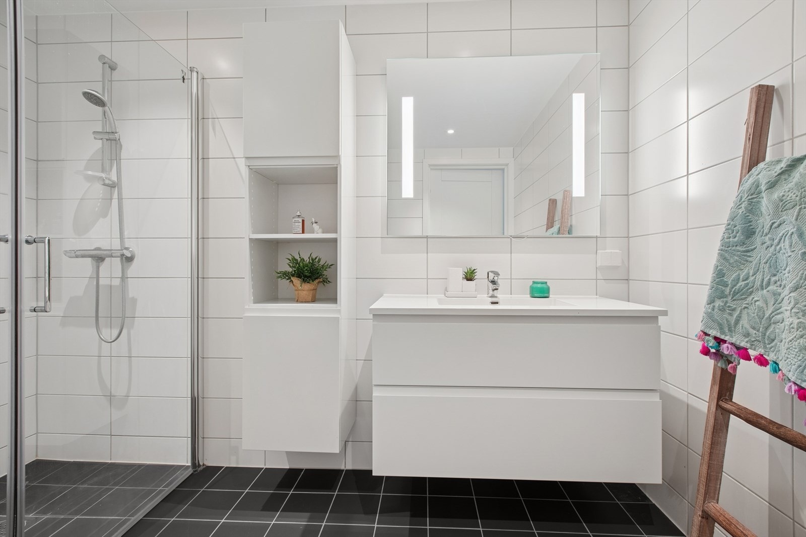 Videre er det godt om oppbevaringsplass i både høyskap og servantinnredning. Det medfølger også speil med lys. Det er installert downlights i himling. Galleribilde