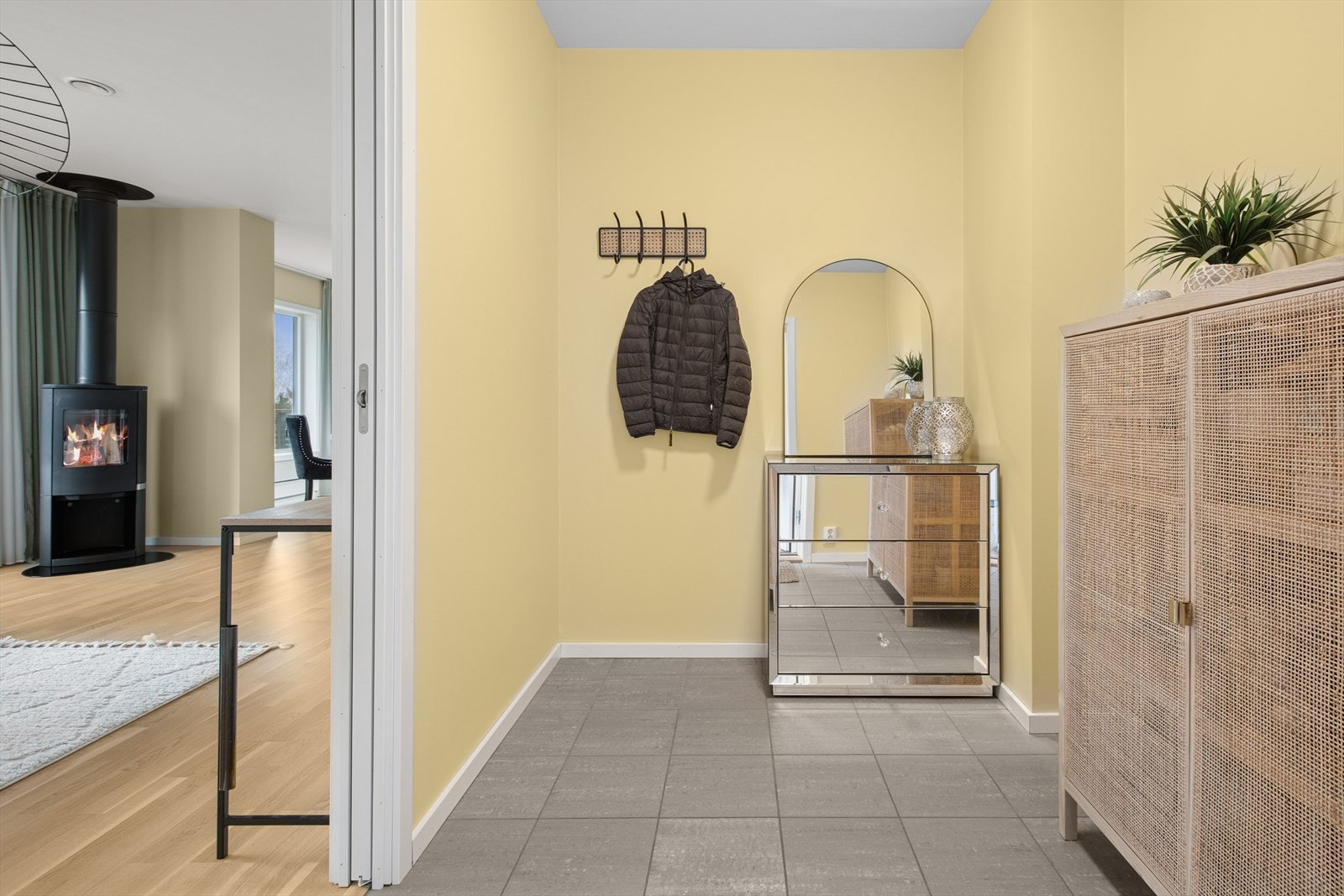 Velkommen inn til en flott entré med fliser og varmekabler i gulv. Her er det god plass for garderobeløsning for ytterklær- og sko. Galleribilde
