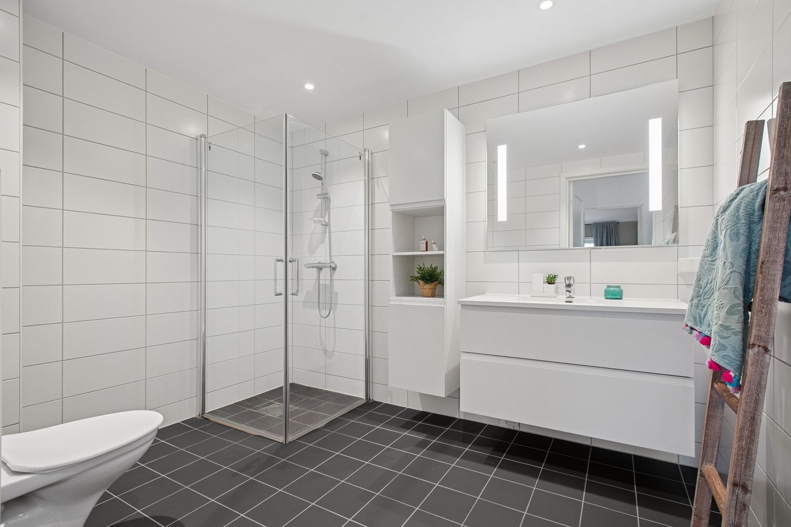 Eiendommen har to bad. Dette badet er pent flislagt med varmekabler i gulv. Galleribilde