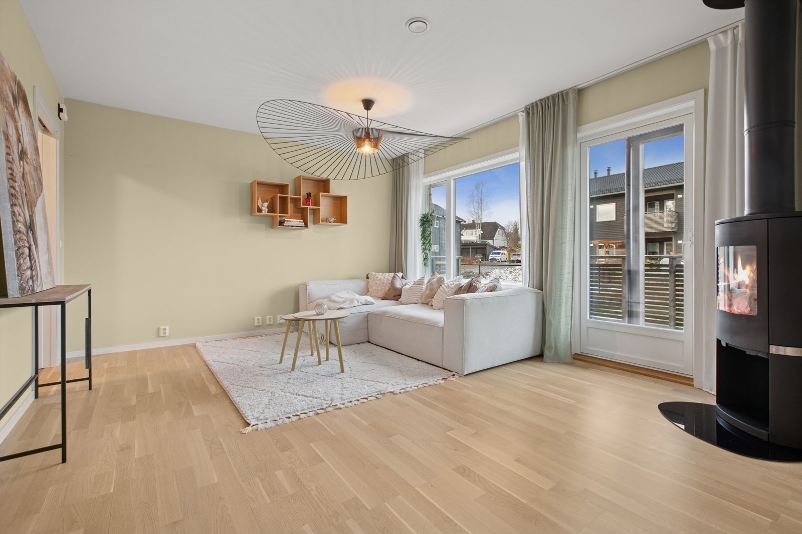 Lengre inn møtes vi av en lys og åpen stue. Rommet har parkett på gulv og malt i en nydelig, moderne farge.
Stuen er praktisk planlagt og gir god plass til både spisebord og sofamøblement. Galleribilde