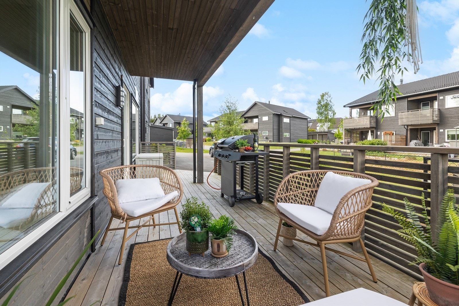 Her kan du plassere utemøblement og grillen. Legg også merke til den utvendige tretrappen som også går ned til underetasjen. Galleribilde