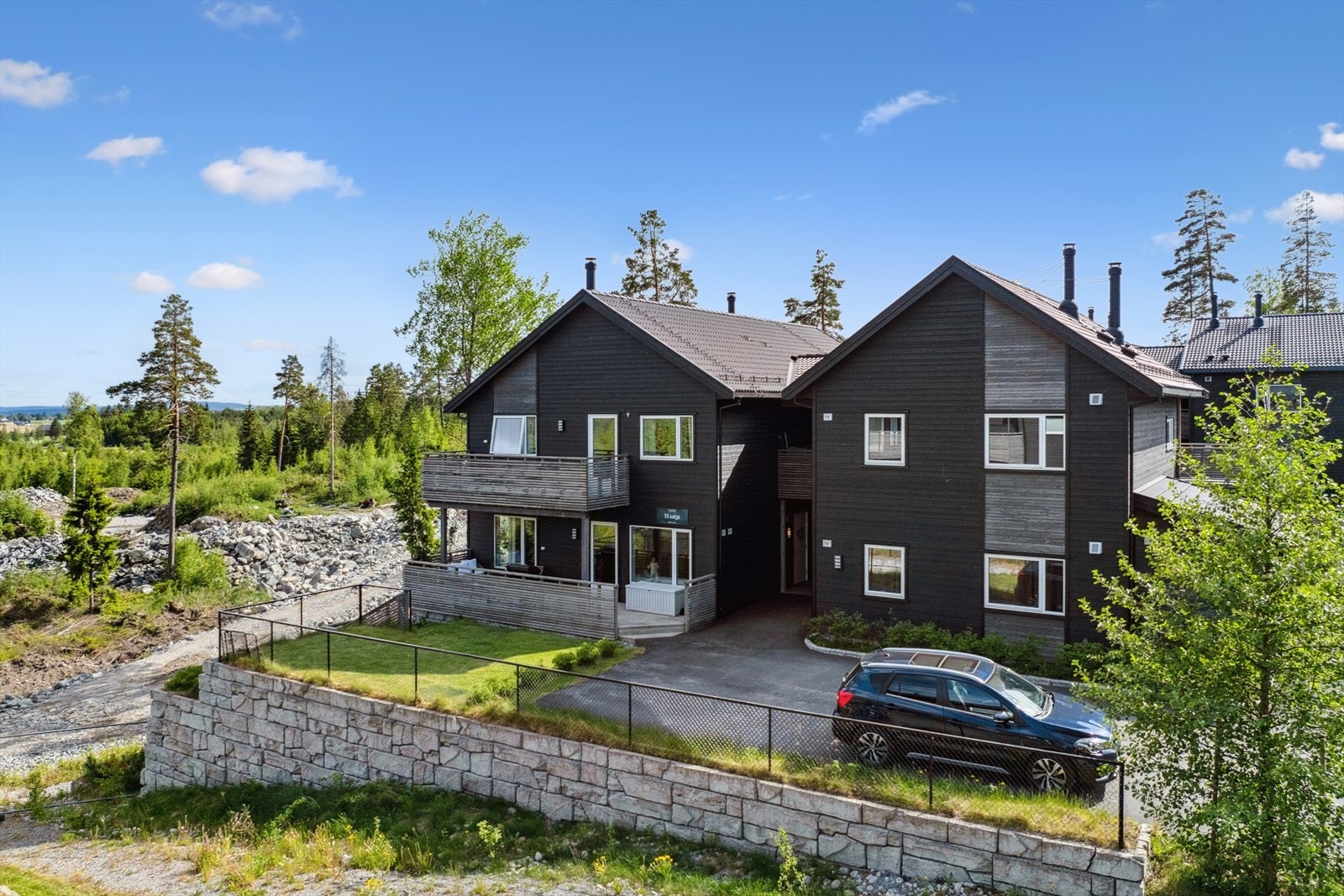 Området er fortsatt under utvikling og området ved siden av boligen står i reguleringsplan skal være et kjempefint grøntområde- og lekeplass, se vedlagt uteomhusområde-plan i salgsoppgave. Velkommen til visning! Galleribilde