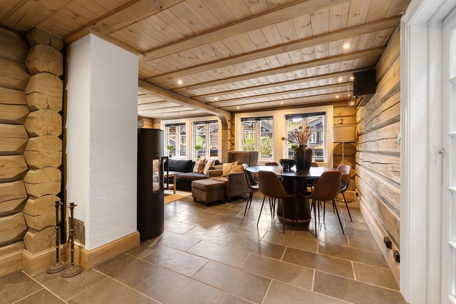 Spiseplass med utgang solrik terrasse. Galleribilde