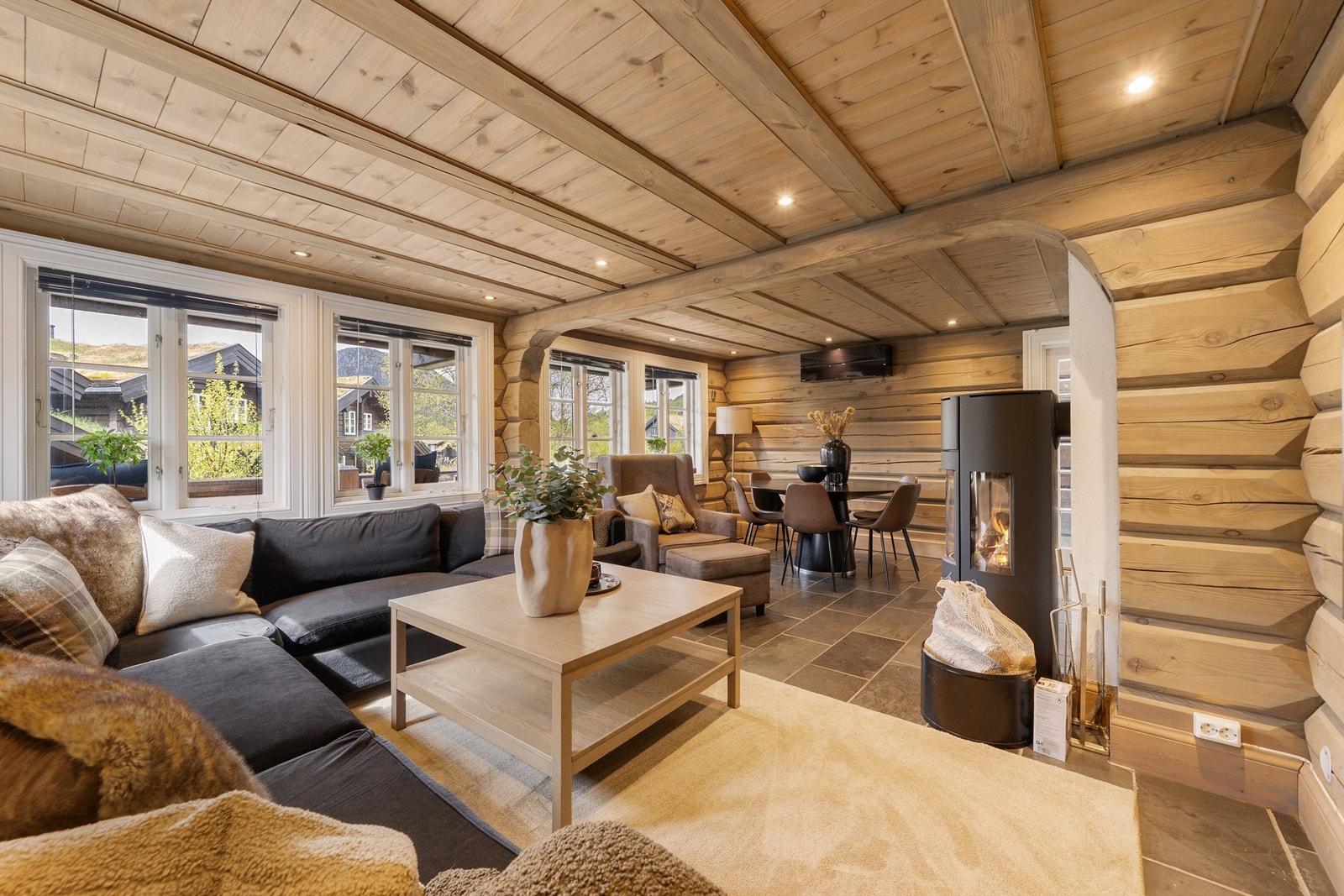 Både varmepumpe og peisovn for oppvarming. Galleribilde