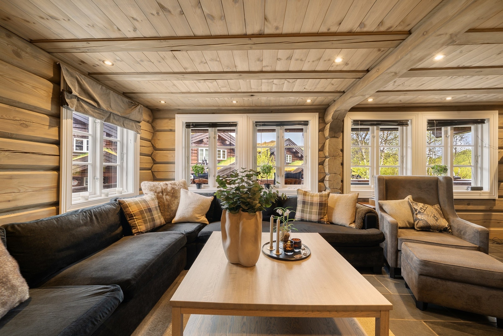 Koselig stue med utsikt mot skisenteret. Galleribilde