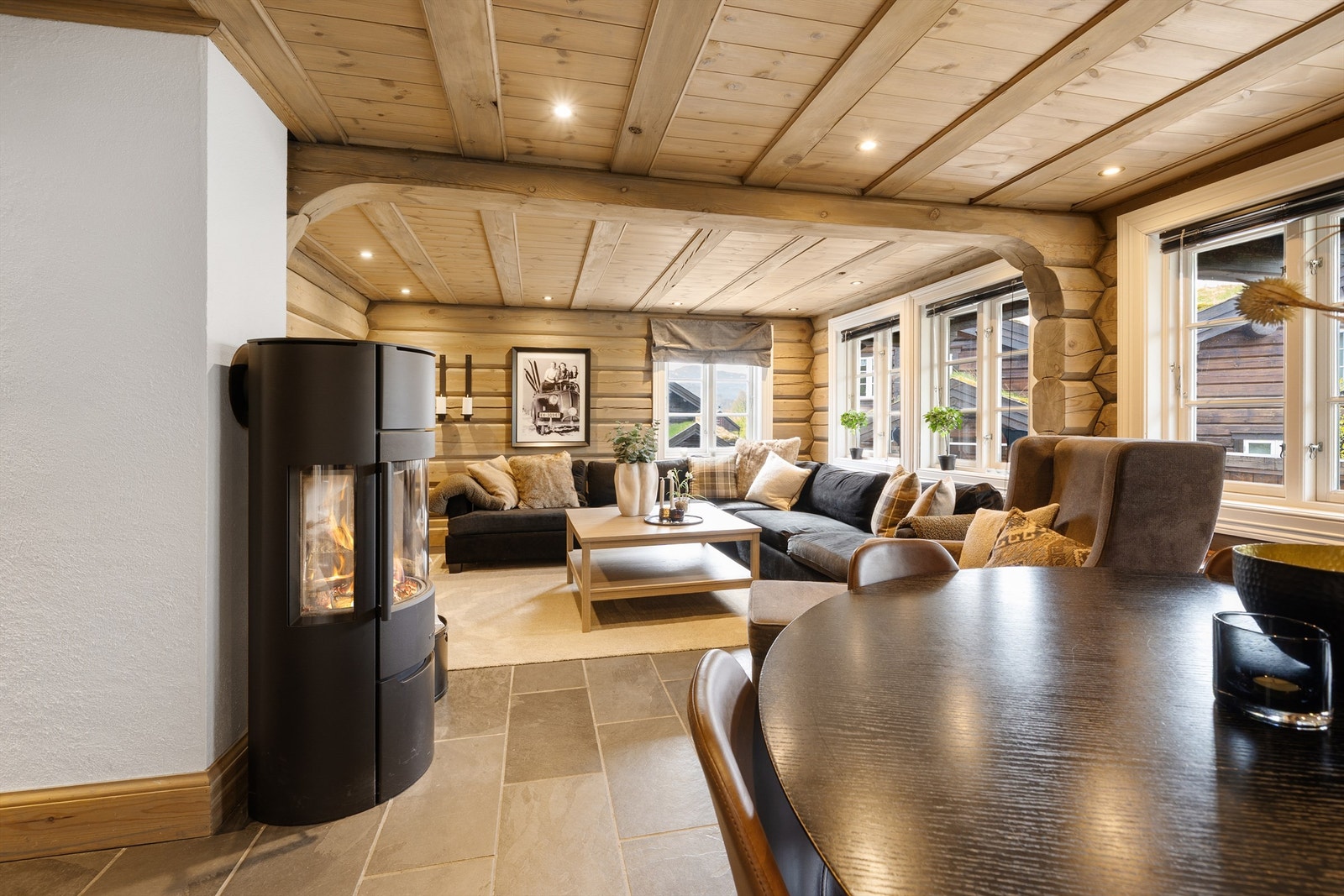 Fra spiseplass mot stue. Peisovn. Galleribilde