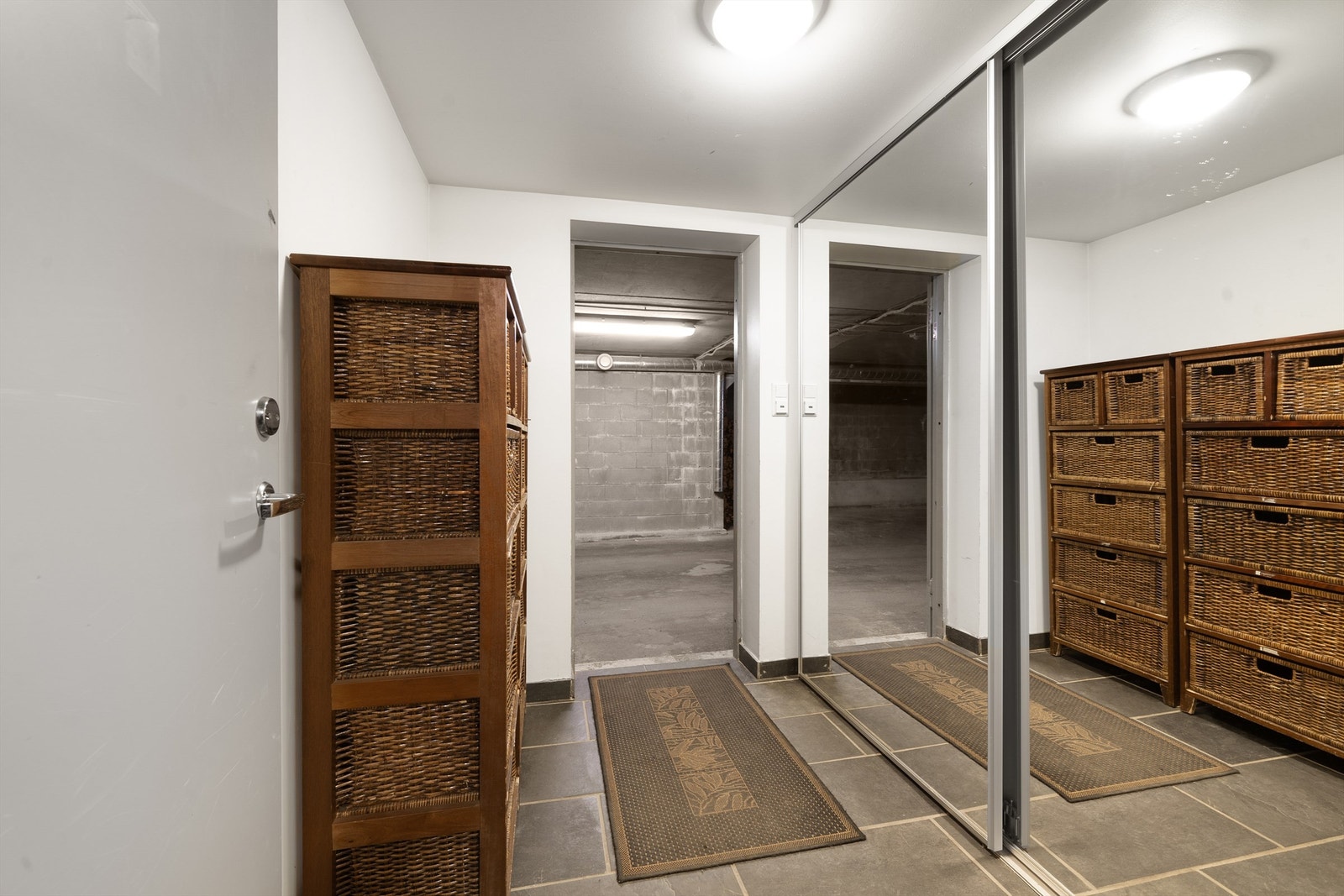 Garderobe i kjeller med utgang til parkeringskjeller Galleribilde