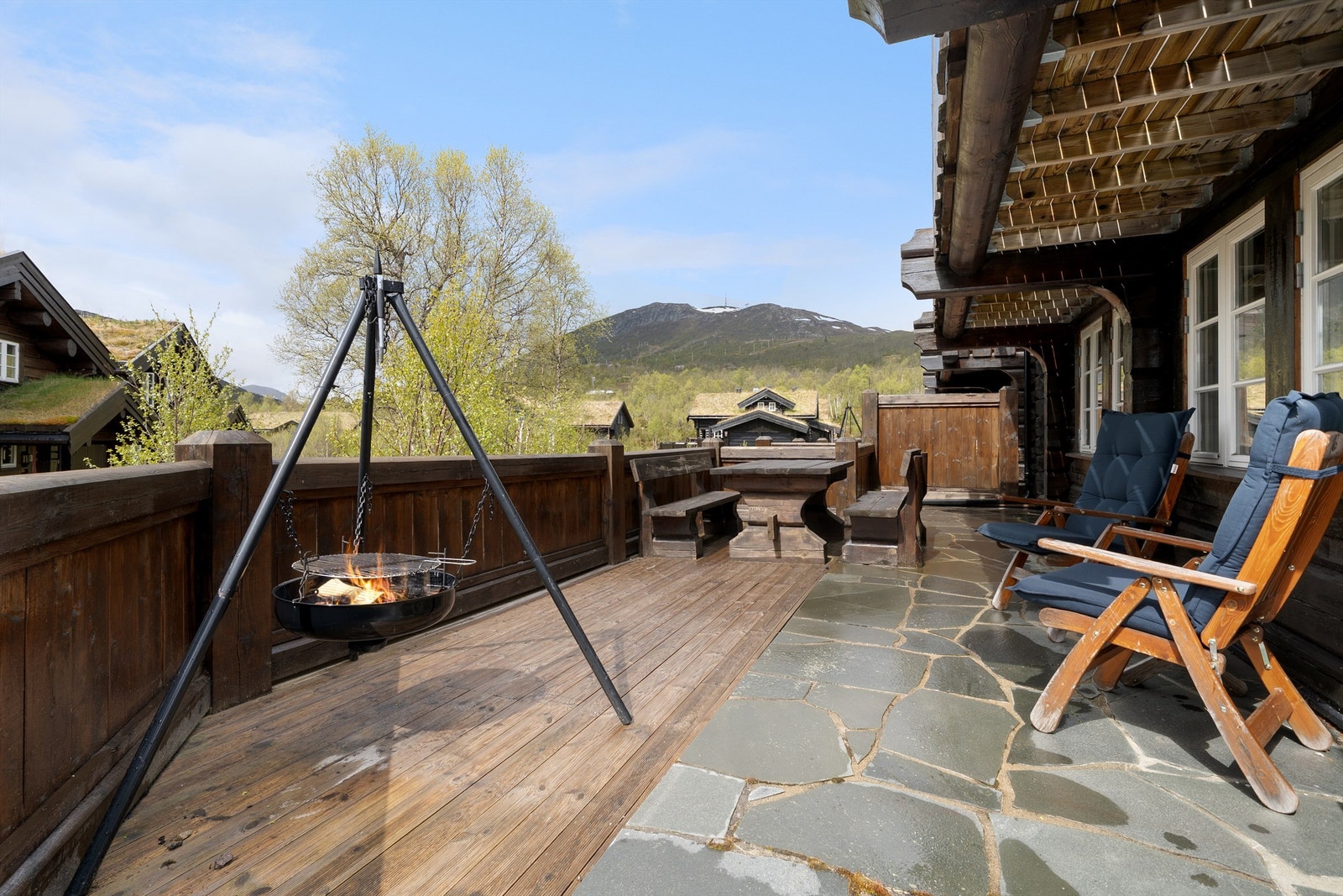 Stor solrik terrasse med utsikt mot skisenteret. Galleribilde