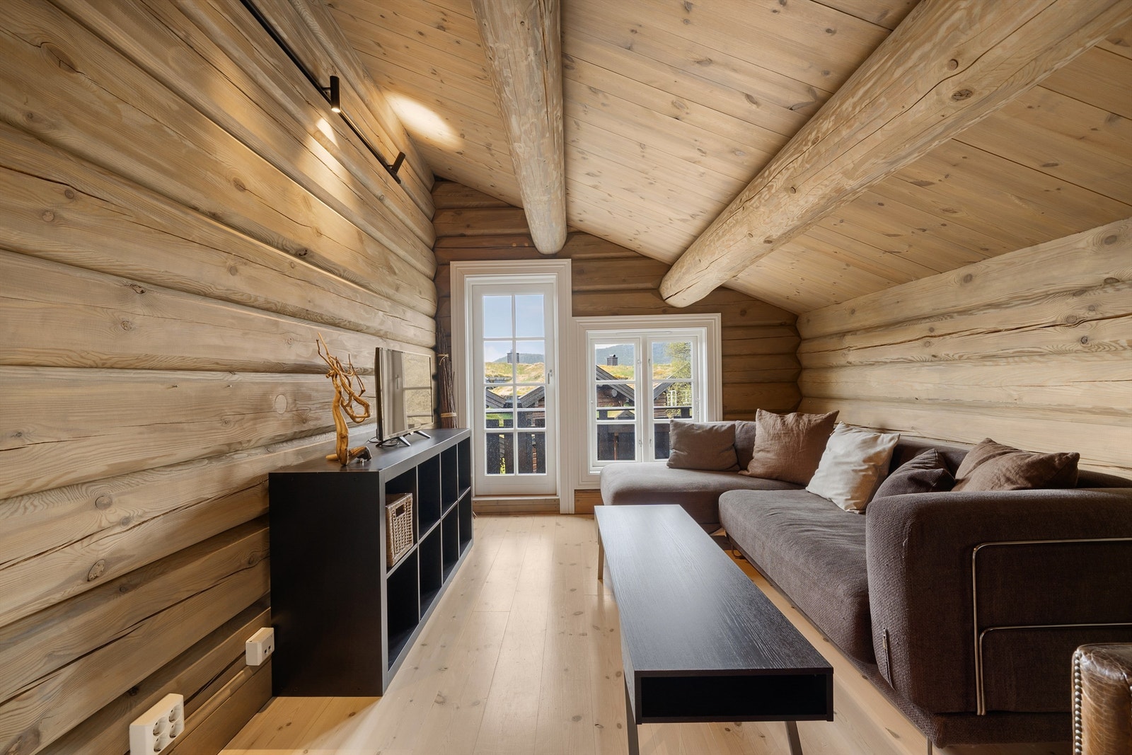 Loftstue med utsikt mot Hartevassnutane Galleribilde