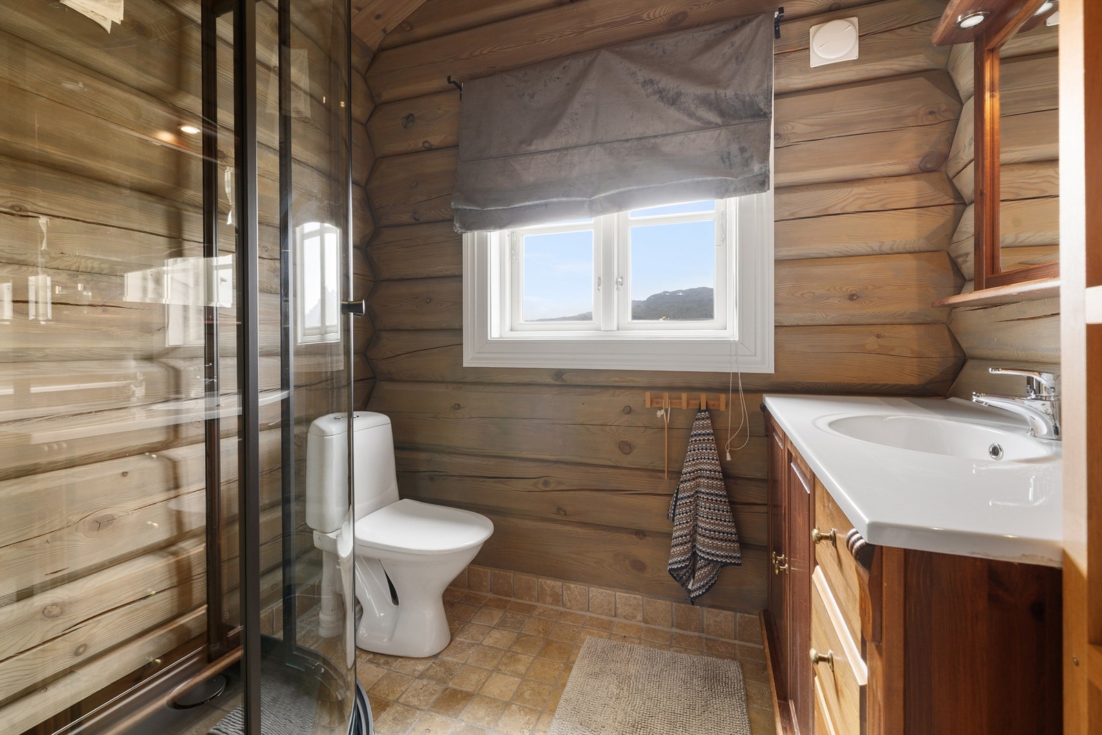 Bad i 2.etg med dusjkabinett. wc og servant med skuffer og skap under Galleribilde