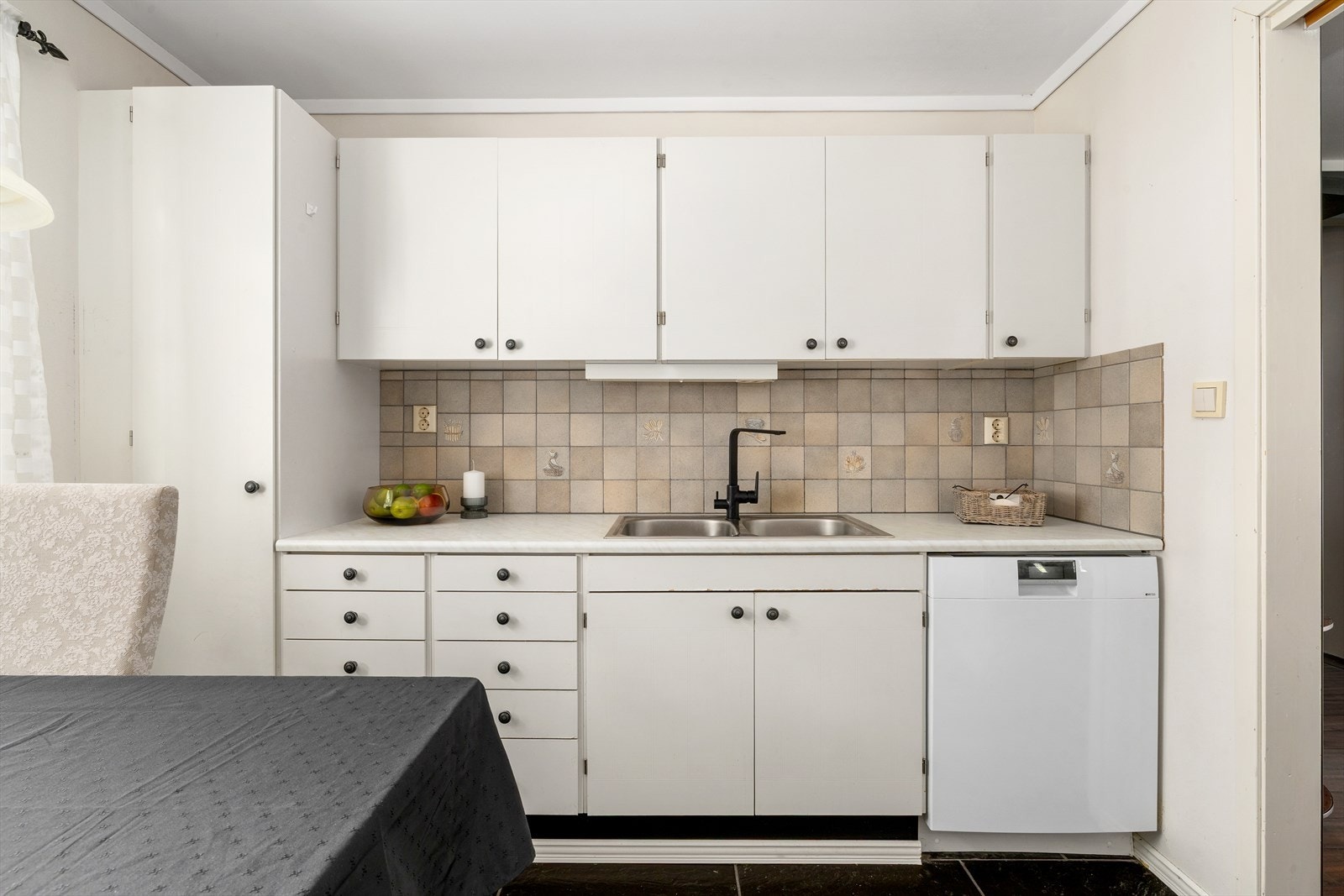 Godt med skap - og benkeplass. Galleribilde