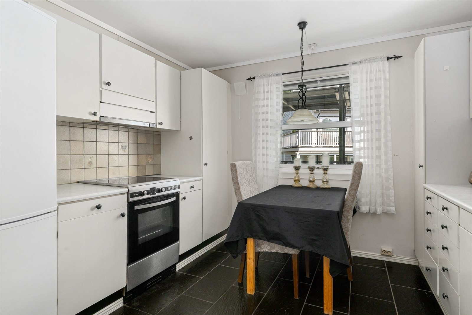 Kjøkkenet er lyst og funksjonelt med plass til spisebord. Galleribilde