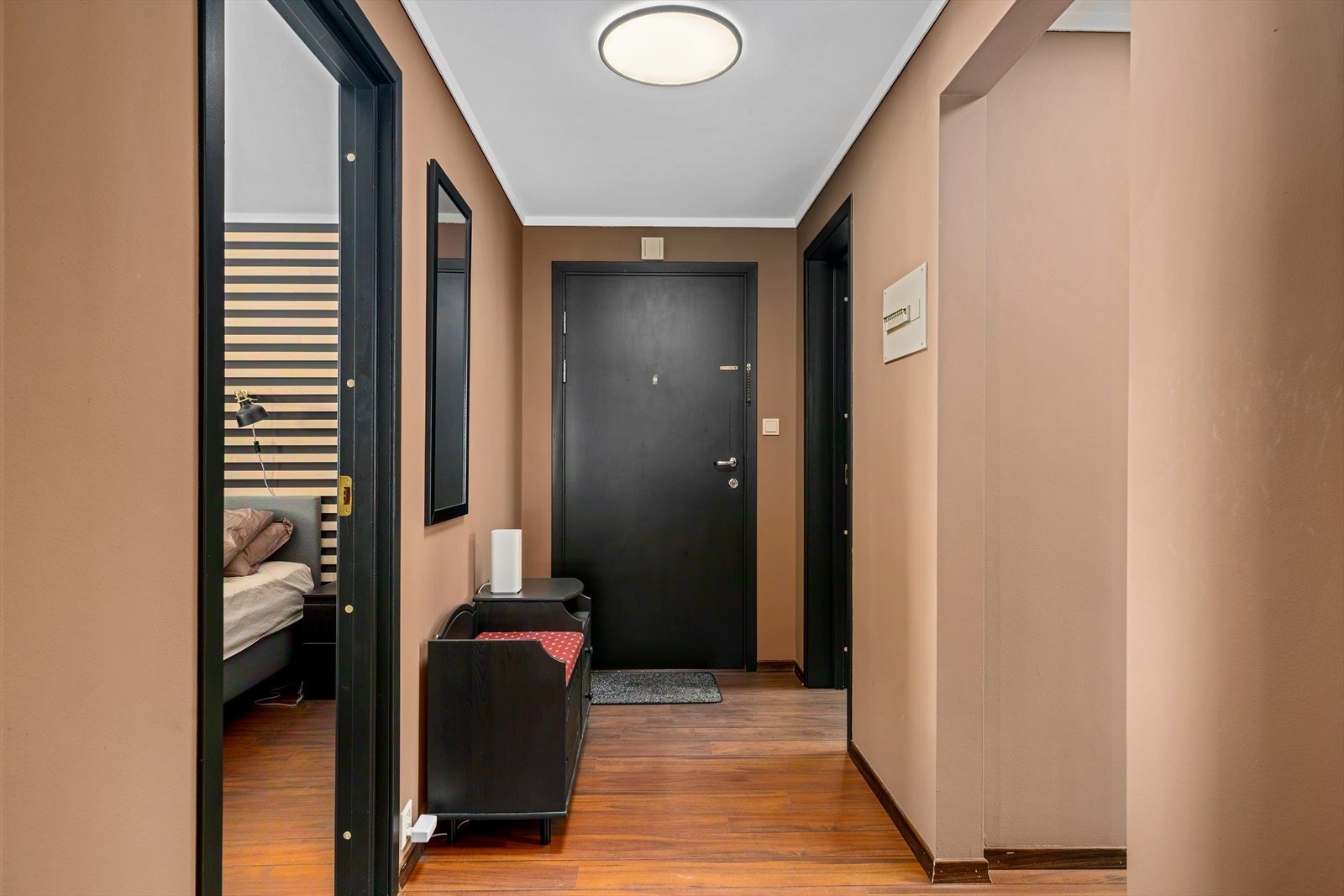 Velkommen inn i en flott leilighet med spennende fargevalg. Galleribilde