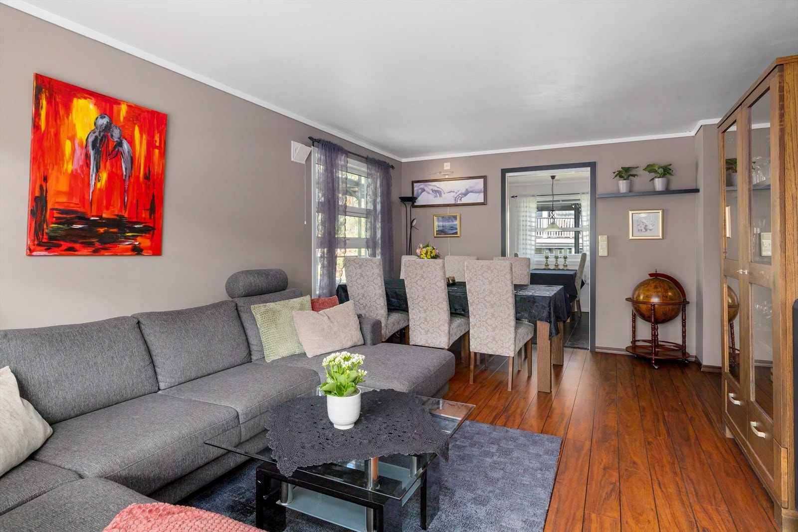 God plass til både salong samt spisestue mot kjøkkenet. Galleribilde