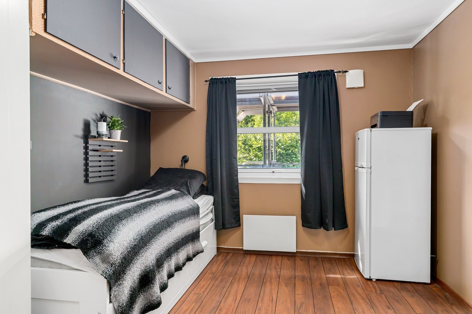 Soverom nr.2 også med skipsgulv. Galleribilde