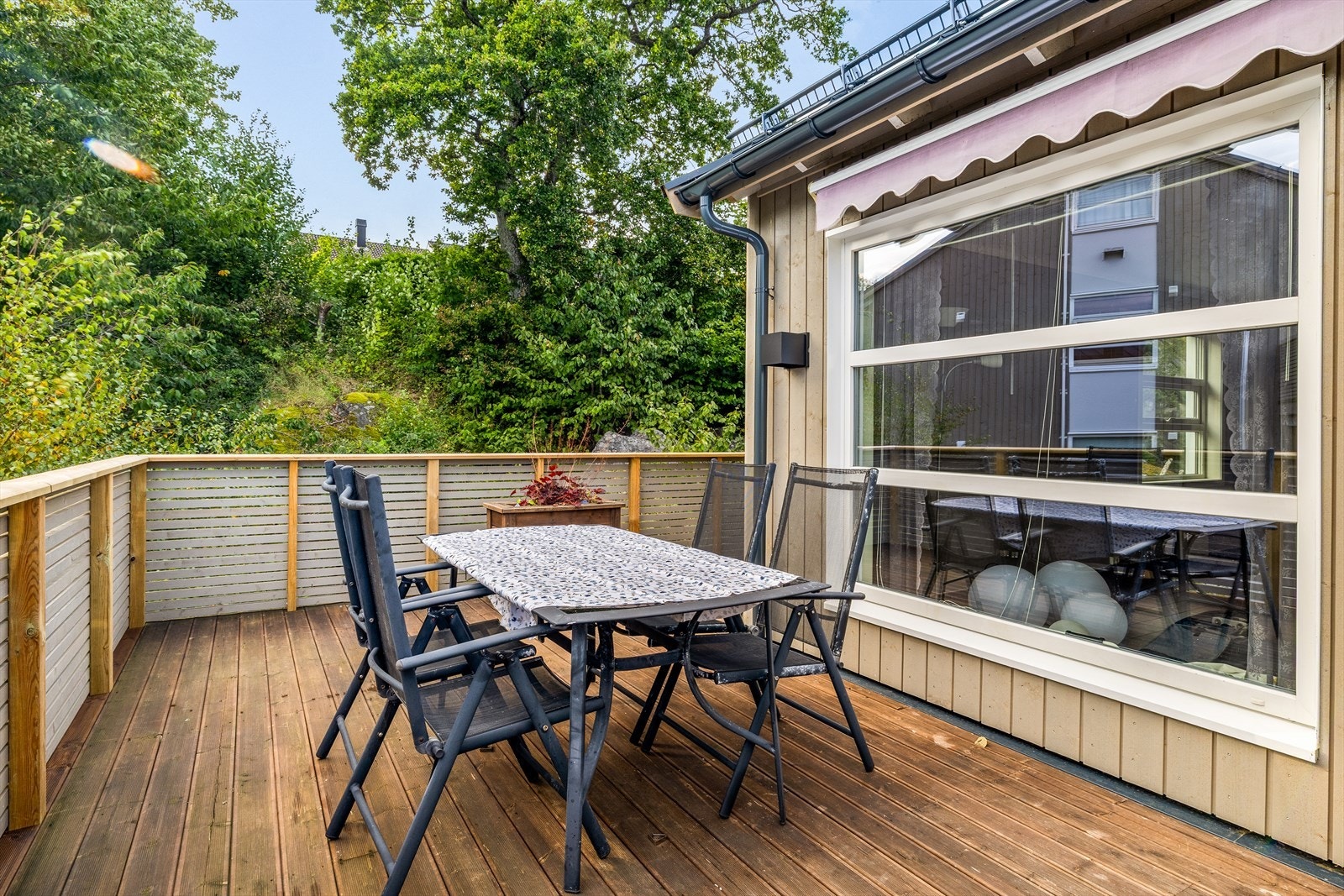 Meget romslig veranda med god plass til utemøbler. Galleribilde