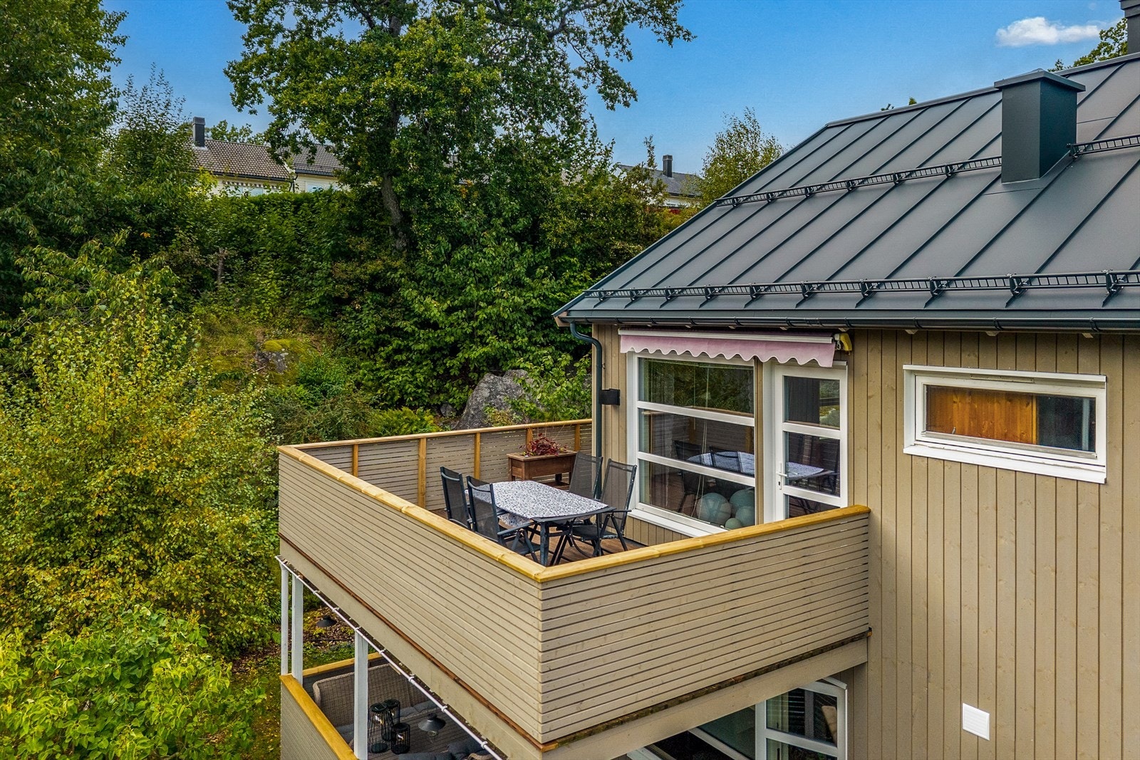 Deilig stor og solrik veranda. Galleribilde