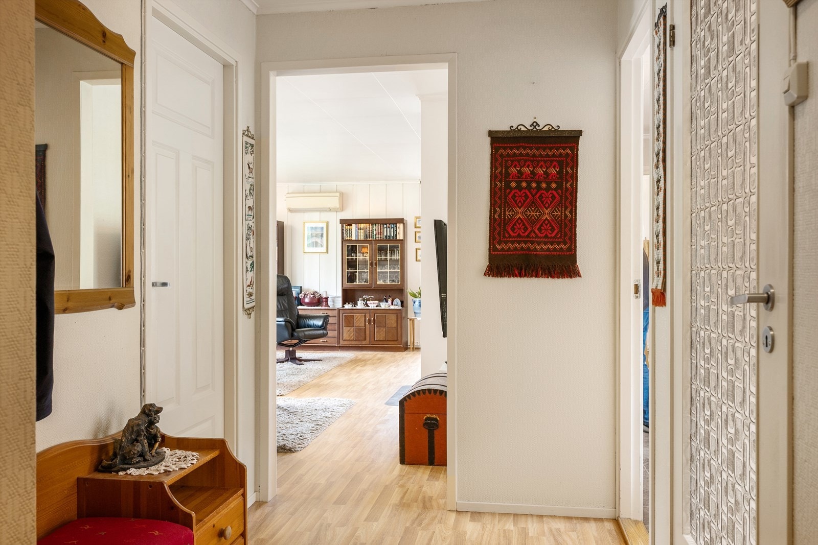 Videre inn ligger stue og spisestue. Galleribilde