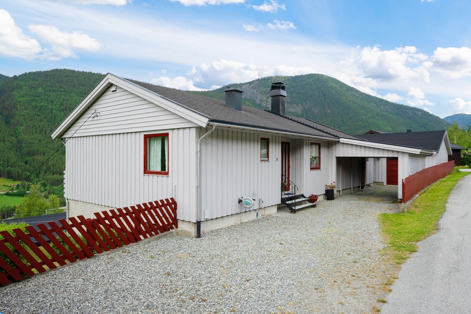 Det er parkering i carport og garasje, samt på egen gårdsplass. Galleribilde