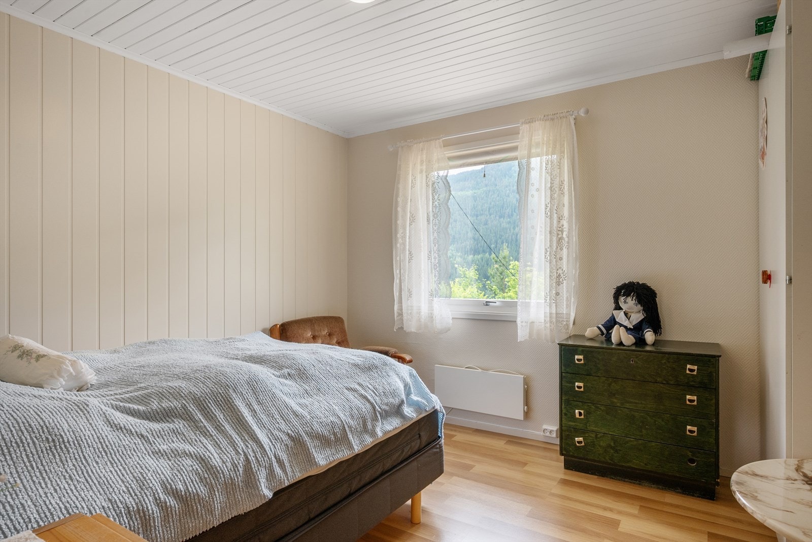 Ett av rommene i kjelleretasjen er innredet som soverom. Galleribilde