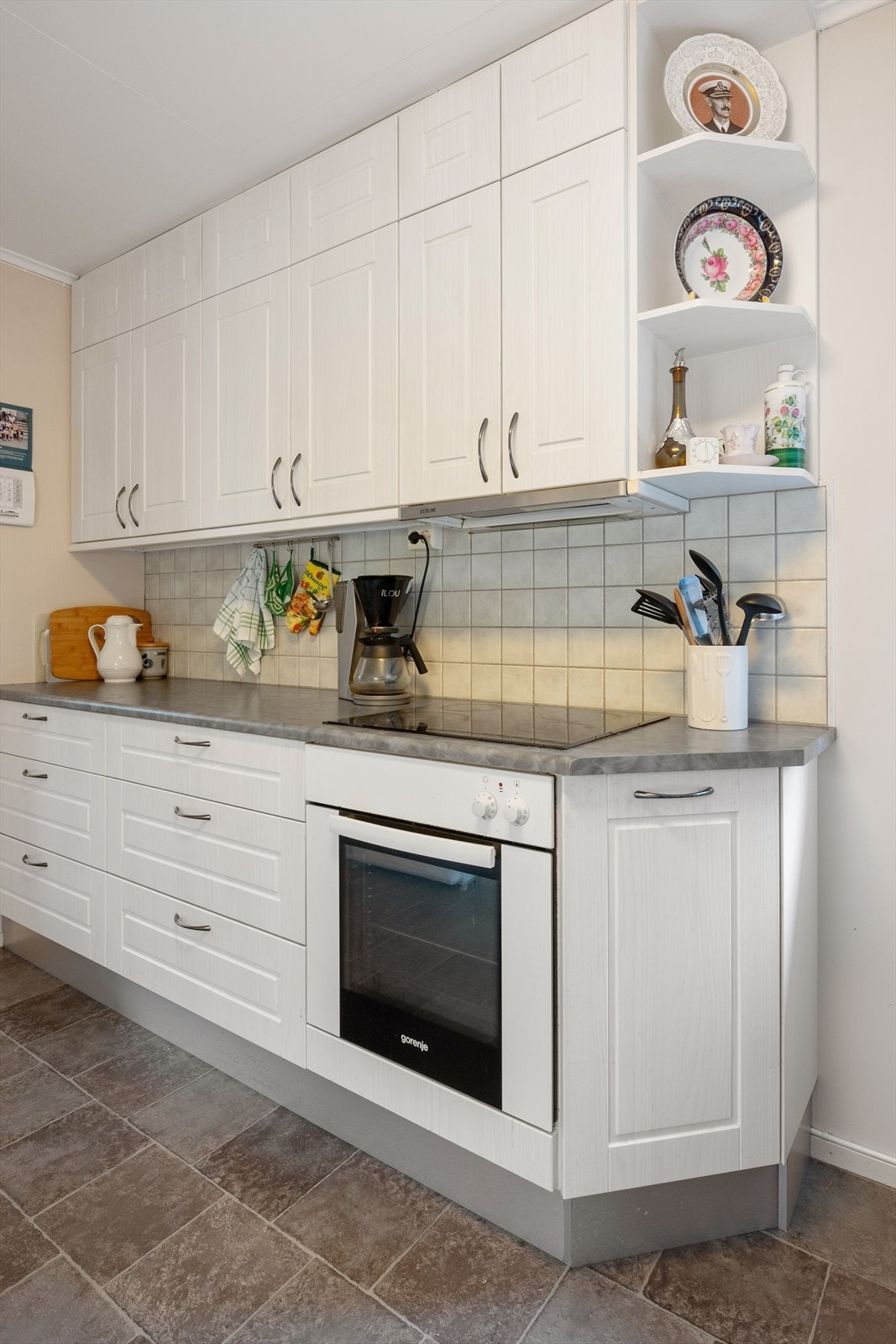 Praktisk med fliser over benk. Galleribilde