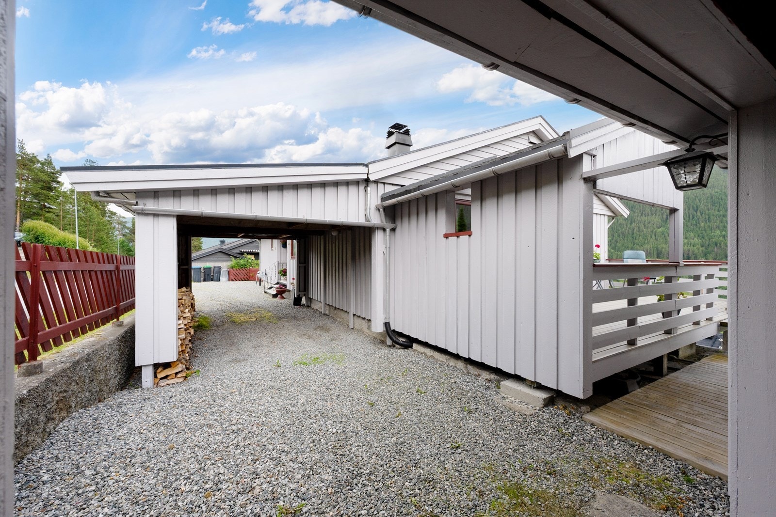 Gruslagt parti mellom carport og garasje. Galleribilde